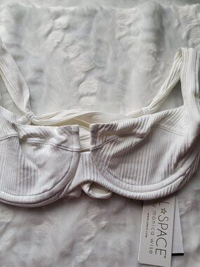 L*Space Bikini Top Women's XS Swim White Camellia Underwire Ribbed Swimwear NWT